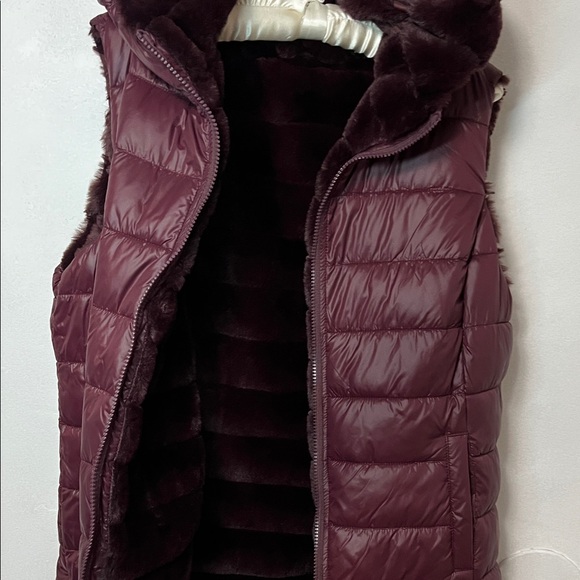 THE BOUNDLESS Plush Burgundy Hooded REVERSIBLE Vest - Picture 13 of 15